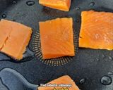 Foto langkah ke 3 dari resep Pan Fried Salmon with Creamy Garlic Sauce.