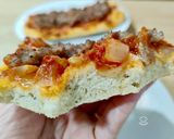 Foto del paso 9 de la receta Coca al romero con tomate, piñones y butifarra de cebolla caramelizada