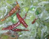 Foto del paso 6 de la receta: Nopales encebollados con salchichas