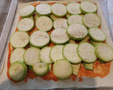 Foto del paso 6 de la receta: Pizza de hojaldre con aguacate, calabacín y salmón ahumado