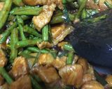 รูปขั้นตอนการทำที่ 4 ของ ผักพริกขิงถั่วหมูสามชั้น