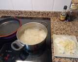 Foto del paso 1 de la receta: Noodles de arroz con langostinos y cebolla