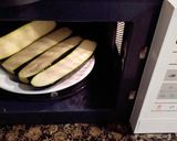 Foto del paso 2 de la receta Calabacines rellenos de atún en el microondas