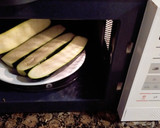 Foto del paso 2 de la receta: Calabacines rellenos de atún en el microondas