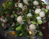 Foto langkah ke 4 dari resep Tumis menjos(bunga bawang) dgn jamur kancing+telur puyuh+petai.