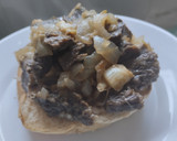 Foto del paso 5 de la receta: Sándwich de carne🥩, cebolla🧀caramelizada🌰 y queso🥯