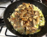 Foto del paso 3 de la receta: Setas salteadas con ajetes tiernos y solomillo de pechuga de pollo