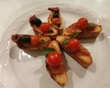 Foto del paso 10 de la receta: Bruschetta de pasta de aceitunas y crostini de tomate