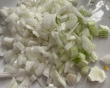 Foto del paso 3 de la receta: Ensalada alemana (kartoffelsalat) con salchichas de queso ahumadas (Bockwurst)
