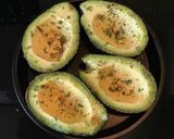 Hình bước làm 1 của món Avocado egg boat