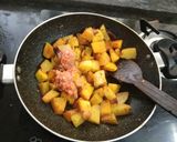 A picture of step 4 of Yellow pumpkin curry.
