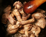 Foto del paso 8 de la receta: Menudillos de pollo, en salsa de higadillos y cuñas de patatas fritas