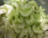 Foto del paso 1 de la receta: Ensalada de lechuga, apio, pera y kiwi