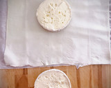 Foto del paso 2 de la receta: Hojaldre de Camembert con jamón y cebolla