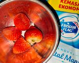 Foto langkah ke 1 dari resep Strawberry Smoothies.