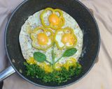 A picture of step 4 of "Yellow Flower" Fried Eggs🌼🌼🌼.