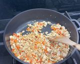 Foto del paso 3 de la receta: Revuelto de verduras con tofu y huevo frito