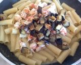 Foto del passaggio 7 della ricetta Tortiglioni con gamberi, crema di melanzane e datterini