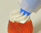 Foto del paso 4 de la receta: Santa Claus o papá Noel en frutillas con crema chantillí!
