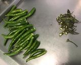 Une image de l'étape 1 de Piments verts indiens confits à l'ail, herbes et citron.