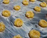 Foto langkah ke 3 dari resep Strawbery Cheese Thumbprint.