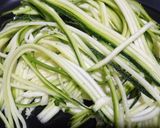 รูปขั้นตอนการทำที่ 1 ของ ซูกินี่ผัดพริกกะปิ