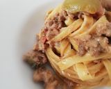 Foto del passaggio 2 della ricetta Tagliatelle al rugù bianco olive verdi e peperoncino