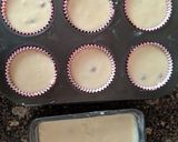 A picture of step 3 of Red currant cupcakes.