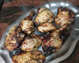 Foto del paso 5 de la receta: Muslos de pollo adobados y asados en freidora de aire con papas fritas al ajillo y salsa del adobo