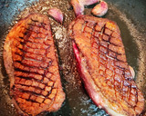 Foto del paso 4 de la receta: Magret de pato con puré de patata acompañado de peras y dados de mango agridulces