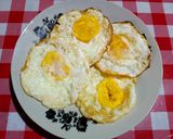 Foto langkah ke 1 dari resep Telur Ceplok Kuah Kecap.