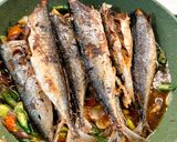 Foto langkah ke 6 dari resep Tumis Ikan Pindang Kecap.