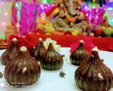 A picture of step 10 of Choco chips chocolate modak.