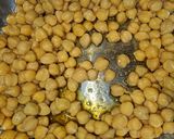 Foto del paso 3 de la receta: Puré de garbanzos con langostinos al ajillo