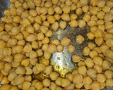 Foto del paso 3 de la receta: Puré de garbanzos con langostinos al ajillo