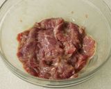 Foto langkah ke 3 dari resep Steak Daging Lokal & Saus Jamur Devina Hermawan.