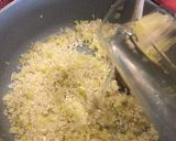 Foto del passaggio 2 della ricetta Risotto con porri e zafferano