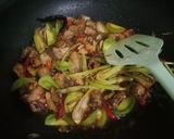 Foto langkah ke 4 dari resep Ikan Asin Jambal Roti Tumis Tomat Ijo.