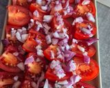 Une image de l'étape 1 de 🍅 Salade tomates, burrata, feta, basilic & oignons.