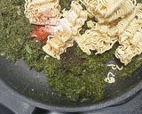 Foto langkah ke 5 dari resep Tumbuk daun singkong indomie.