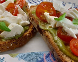 Foto del paso 3 de la receta: Tosta con pesto y tomatitos