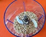 A picture of step 2 of Sunflower seeds Energy Bars.