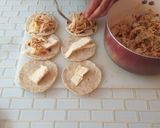 Foto del paso 2 de la receta: Tortillas con pollo y queso !!