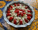 Une image de l'étape 13 de Salade de concombres et tomates au labneh, menthe et feta.