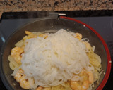 Foto del paso 3 de la receta: Noodles de arroz con langostinos y cebolla