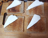 Foto del paso 1 de la receta: Tostas de tomate aliñado y queso fresco