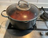 Foto del paso 2 de la receta: Crema de tomates con maní y suero de kéfir