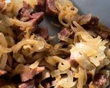 Foto del paso 2 de la receta: Empanadas canastita de cebolla, panceta y pasas de uva