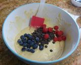 Foto del paso 5 de la receta Plum cake con chocolate y frutos rojos