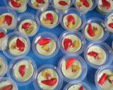Foto langkah ke 5 dari resep Puding Matcha Topping Kiwi Stroberi.